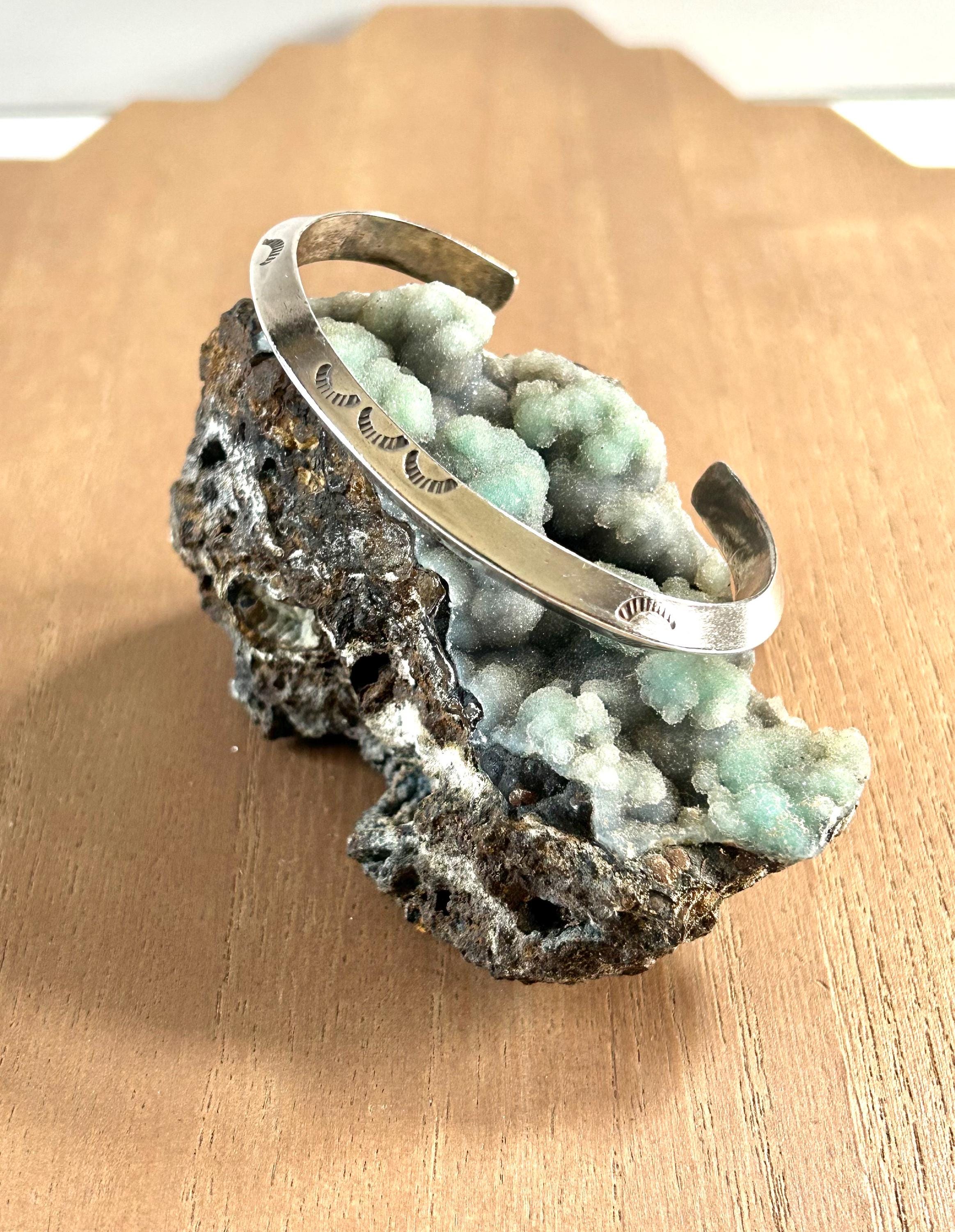 アクセサリー VT navajo bangle vintage Striking Vintage Navajo Beveled Bangle Sterling Silver