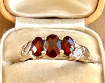 Vintage 10K Solid YG Gold 3 Checkerboard Facet Garnets Baguette Diamond Ring Sz 8