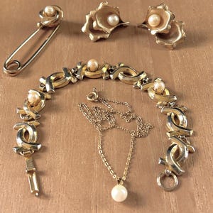 Vintage 5 pc Lot Mid Century Cultured Pearl Gold Tone Jewelry