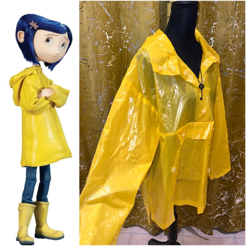 K&ouml;nnte beinhalten: Ein leuchtend gelber Regenmantel mit Kapuze, Kn&ouml;pfen und Taschen, inspiriert von der Figur Coraline. Das Bild zeigt auch eine Coraline-Puppe, die einen &auml;hnlichen gelben Regenmantel, blaue Jeans und gelbe Stiefel tr&auml;gt.