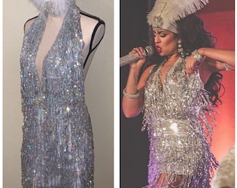 Hermoso vestido con flecos y lentejuelas plateadas en la espalda, con diamantes de imitación y tocado de plumas de avestruz
