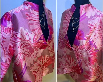 Hermosa chaqueta de brocado rosa de colores