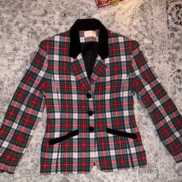 Men’s Green Velvet Christmas Embroidered Blazer – Reindeer & Snowflake Handwork Festive Party Jacket
