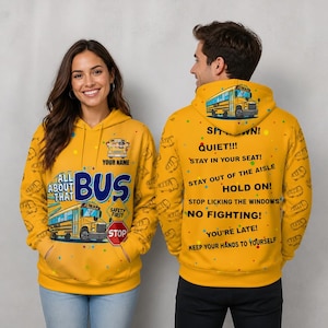 Puede incluir: Una sudadera amarilla con capucha que muestra un autobús escolar, el texto ALL ABOUT THAT BUS y una señal de STOP. La parte trasera incluye una ilustración de un autobús y el texto SIT DOWN, QUIET, STAY IN YOUR SEAT, STAY OUT OF THE AISLE, HOLD ON, STOP LICKING THE WINDOWS, NO FIGHTING, YOU'RE LATE y KEEP YOUR HANDS TO YOURSELF.