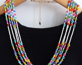 Collar de cuentas de semillas de margaritas tejido a mano, joyería botánica de estilo bohemio chic.