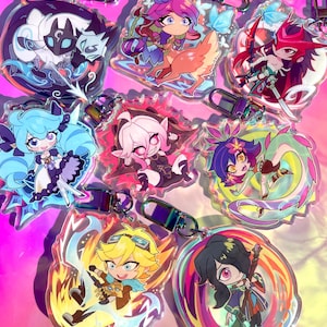 Puede incluir: Colección de llaveros de personajes de estilo anime coloridos. Cada llavero presenta un diseño de personaje único con colores vibrantes y acentos holográficos. Los llaveros están sujetos a cierres metálicos plateados.