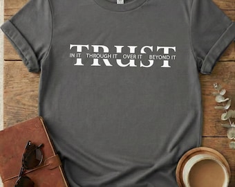 Camiseta extragrande con la frase "Confía en el Señor", declaración de fe porque Dios tiene un plan, el Espíritu me guía, confía en Dios porque Él es bueno todo el tiempo.