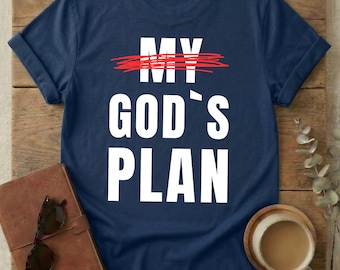 Camiseta con el lema "El plan de Dios es mejor", recordatorio de fe de Jeremías 29:11, las promesas de Dios de que proveerá, su plan es perfecto, regalo de la iglesia para amigos.