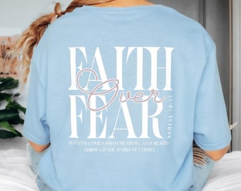 Camiseta Fe sobre el miedo, identidad en Cristo, hija de Dios, hija del Rey, camiseta cristiana sencilla, camiseta de fe sutil, regalo de bautismo para ella