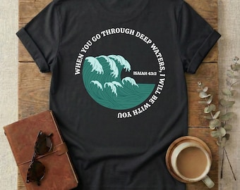 Camiseta de aguas profundas Isaías 43:2, cuando atravieses, confía en el Señor, camiseta gráfica de la iglesia, regalo significativo para hermana en Cristo o ahijada