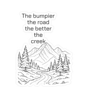 Könnte beinhalten: Ein weißer Aufkleber mit einer Schwarz-Weiß-Illustration einer Berglandschaft. Der Text "The bumpier the road the better the creek" ist über der Abbildung einer kurvenreichen Straße und Bäumen aufgedruckt.