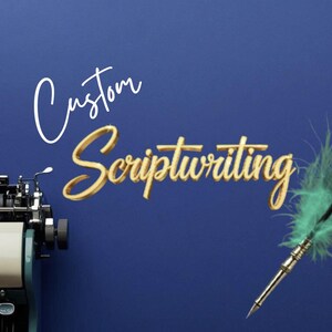 Könnte beinhalten: Eine türkisfarbene Schreibmaschine und eine grüne Federkiel vor tiefblauem Hintergrund. Die Worte "Custom Scriptwriting" sind in eleganter Schrift dargestellt, was auf kreative Dienstleistungen hindeutet.