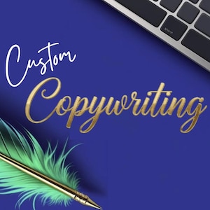 Pode incluir: Um fundo azul com as palavras "Custom Copywriting" em escrita dourada. Um teclado está no canto superior direito e uma caneta com uma pena verde e dourada está no canto inferior esquerdo.