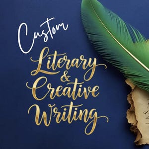 Könnte beinhalten: Dunkelblauer Hintergrund mit goldfarbenem Schriftzug "Custom Literary & Creative Writing". Eine grüne Feder und ein Stück gealtertes Papier befinden sich oben rechts. Das Bild wirbt für Schreibdienste.
