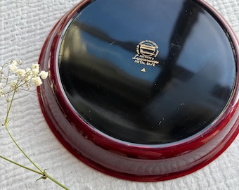 Talerz z lakierowanej ceramiki Maruni w stylu vintage | Taca z ręcznie malowanymi złotymi kwiatami, czerwona metalowa podstawa