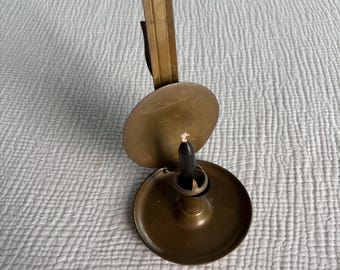 Portavelas cónico de latón vintage con tapa apagavelas, decoración rústica de mediados de siglo.