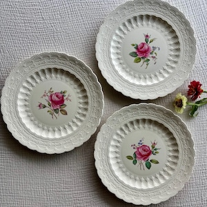 Platos llanos Spode’s Jewel “Billingsley Rose” – Juego de 3 – Vintage, hechos en Inglaterra, borde de encaje repujado, rosa rosa