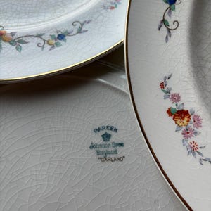 Vintage Johnson Brothers “Garland” Pareek Dinner Plates – Set of 4, England – Floral Pattern, Crazing & Wear