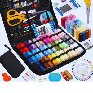 Puede incluir: Un kit de costura negro con cremallera lleno de varios suministros de costura. Incluye carretes de hilo de múltiples colores, tijeras, agujas, alfileres, botones, cinta métrica y otras herramientas. Un kit completo para proyectos de costura y manualidades.