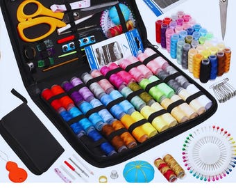Kit de costura completo con hilos, agujas, tijeras, cinta métrica y botones para manualidades y viajes.