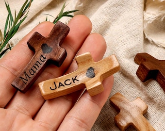 Croce tascabile personalizzata in legno di noce: croce di preghiera personalizzata, mini croce, croce della fede, bomboniera per feste cristiane