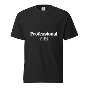Puede incluir: Camiseta negra con el texto blanco "Professional YAPPER" en el pecho. La camiseta es de estilo cuello redondo y manga corta. El texto está en una fuente estilizada.