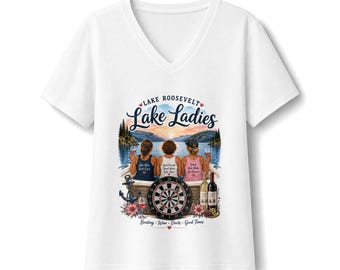レイク・レディースVネックTシャツ｜レイク・ルーズベルトのボート、ワイン、ダーツデザイン