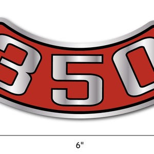 Pode incluir: Um emblema 350 vermelho e prateado, com aproximadamente 15 cm de comprimento. O emblema tem formato curvo com borda prateada e o número "350" em prata. O fundo é vermelho.