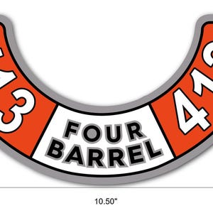 Peut inclure: Autocollant incurvé avec une bordure blanche, avec le texte "FOUR BARREL" au centre. L'autocollant comporte des sections orange avec les chiffres "413" en blanc. L'autocollant mesure 26,67 cm de large.