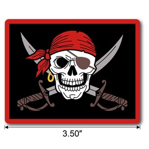 Pode incluir: Adesivo retangular com uma caveira de pirata com bandana vermelha e tapa-olho, espadas cruzadas e um brinco dourado. O adesivo tem 8,89 cm de largura e uma borda vermelha. O fundo é preto.
