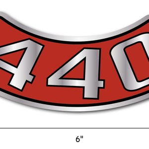 Puede incluir: Un emblema 440 rojo y plateado, de aproximadamente 15 cm de ancho. El emblema tiene una forma curva con un borde plateado y los números "440" en plata sobre un fondo rojo. Los números son en negrita y fáciles de leer.