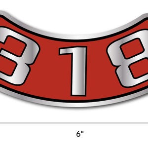 Könnte beinhalten: Ein roter und silberner Aufkleber mit der Nummer "318" in einer gebogenen Form. Der Aufkleber ist etwa 15 cm breit. Die Zahlen sind silberfarben mit schwarzer Umrandung auf rotem Hintergrund.