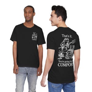 Puede incluir: Camisetas negras con diseños gráficos blancos. Una camiseta presenta una rana con una horca y el texto "That's it. You're going in the COMPOST." La otra camiseta tiene un diseño similar con el texto "That's it. You're going in the COMPOST."