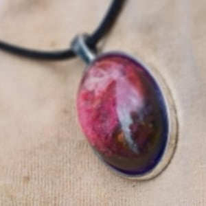 Colgante de resina epoxi color rojo rubí. Colgante de mica de Maine hecho a mano.
