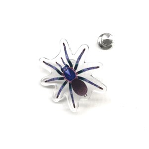 Broche de acrílico de tarântula-golias azul (Phormictopus sp. Blue Azul), broche de acrílico transparente de 3,8 cm (1,5 polegadas), broche de aranha à prova d'água.