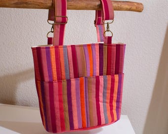 Organizador acolchado a rayas para cochecito, bolso convertible con correas ajustables.
