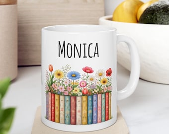 Tazza personalizzata per amanti dei libri con nome, tazza con pila di libri e motivo floreale, regalo per lettori, tazza a tema libri, regalo per bibliotecari, regalo per insegnanti, tazza accogliente ed estetica.