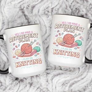 Op de afbeelding: Twee witte keramische mokken met zwarte handvatten en randen. Elke mok heeft de tekst "YES I DO HAVE A RETIREMENT PLAN I PLAN ON KNITTING" met illustraties van bollen wol, breinaalden en een gebreid vierkant in pastelkleuren. De mokken staan op een zacht, wit oppervlak.