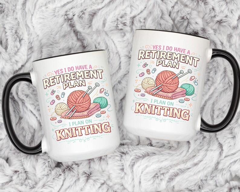 Op de afbeelding: Twee witte keramische mokken met zwarte handvatten en randen. Elke mok heeft de tekst "YES I DO HAVE A RETIREMENT PLAN I PLAN ON KNITTING" met illustraties van bollen wol, breinaalden en een gebreid vierkant in pastelkleuren. De mokken staan op een zacht, wit oppervlak.