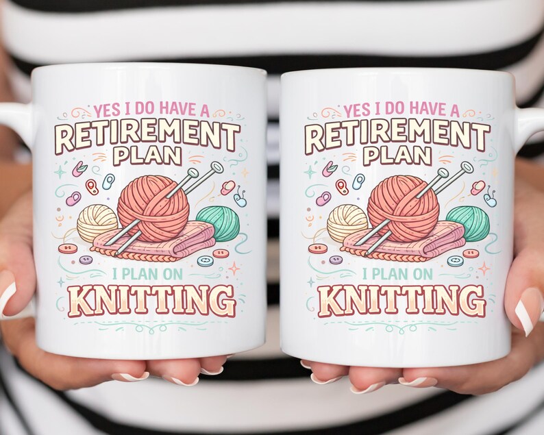 Op de afbeelding: Twee witte keramische mokken met de tekst "YES I DO HAVE A RETIREMENT PLAN I PLAN ON KNITTING". Elke mok heeft een afbeelding van garen, breinaalden en andere brei-elementen in roze, groen en geel.