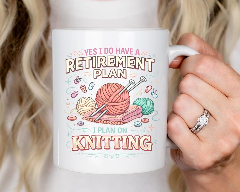 Op de afbeelding: Witte keramische mok met de tekst "YES I DO HAVE A RETIREMENT PLAN I PLAN ON KNITTING" en een kleurrijk brei-ontwerp. Het ontwerp bevat bollen wol, breinaalden en knopen.
