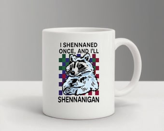 Taza de café con juego de palabras de mapache. Hice una travesura una vez y haré una travesura divertida, taza gráfica de mapache, regalo de escritorio de oficina