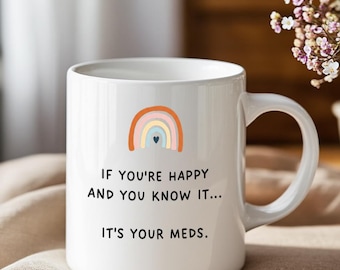 Tazza in ceramica con la scritta "Se sei felice e lo sai, è merito delle tue medicine" e stampa arcobaleno, divertente citazione sulla salute mentale, ideale come regalo per terapisti e infermieri.