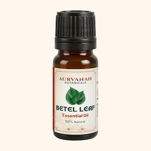 Op de afbeelding: Een klein amberkleurig glazen flesje met Aurvanah Botanicals Betelblad etherische olie en een zwarte geribbelde dop. Het witte etiket bevat een illustratie van een groen blad, de tekst Aurvanah Botanicals, Betel Leaf Essential Oil en 100% Natural.