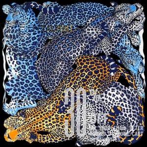 Puede incluir: Un pañuelo cuadrado con un patrón repetitivo de leopardos en tonos azules, grises y naranjas sobre un fondo negro. El diseño incluye varios leopardos en diversas posturas, con el texto 30% OFF impreso en letras blancas grandes.