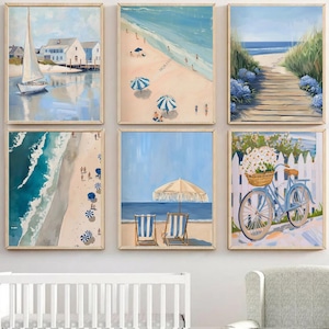Puede incluir: Conjunto de seis láminas artísticas enmarcadas con temática de playa. Cada lámina presenta una escena costera, incluyendo veleros, sombrillas y una bicicleta con una cesta de flores. La paleta de colores es principalmente azul, blanco y beige, evocando una atmósfera serena junto al mar.
