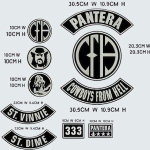Puede incluir: Un conjunto de parches en blanco y negro con varios diseños y texto. Incluye parches con los textos "PANTERA", "COWBOYS FROM HELL", "ST. VINNIE" y "ST. DIME". Medidas en centímetros.