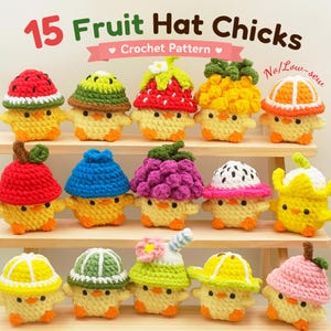 Puede incluir: Una colección de 15 pollitos de ganchillo con varios sombreros en forma de fruta, incluyendo sandía, fresa, piña y naranja. El texto 15 Fruit Hat Chicks Crochet Pattern y No/Low-sew es visible en la imagen.