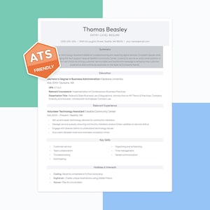 Może przedstawiać: CV Thomasa Beasleya, zatytułowane "ENTRY-LEVEL RESUME". Dokument zawiera podsumowanie, wykształcenie, odpowiednie doświadczenie, kluczowe umiejętności i zainteresowania. Naklejka "ATS FRIENDLY" znajduje się w lewym górnym rogu.