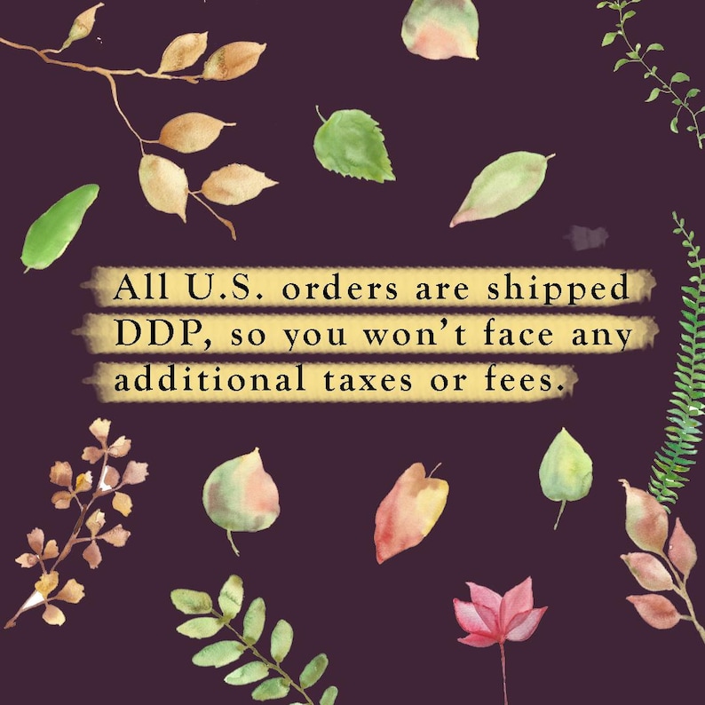 Puede incluir: Un fondo morado oscuro decorado con hojas y ramitas dispersas al estilo acuarela en tonos verdes, amarillos y rosas. Una franja horizontal central de color tostado muestra el texto: All U.S. orders are shipped DDP, so you won't face any additional taxes or fees.